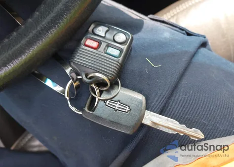 2011 Lincoln Town Car Signature Limited из США, поврежденный, VIN 2LNBL8CV1BX755986